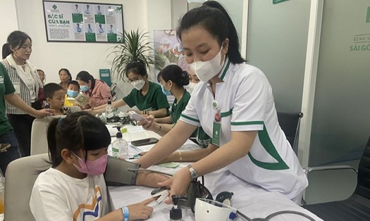 Tổ chức phẫu thuật miễn phí răng hàm mặt cho gần 100 trẻ em Quảng Nam. Ảnh: Thu Uyên