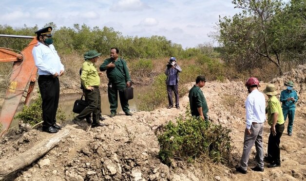 Đoàn giám sát của Sở Nông nghiệp Phát triển Nông thôn tỉnh Bạc Liêu có mặt tại hiên trường xử lý việc bức tử rừng phòng hộ. Ảnh: Nhật Hồ