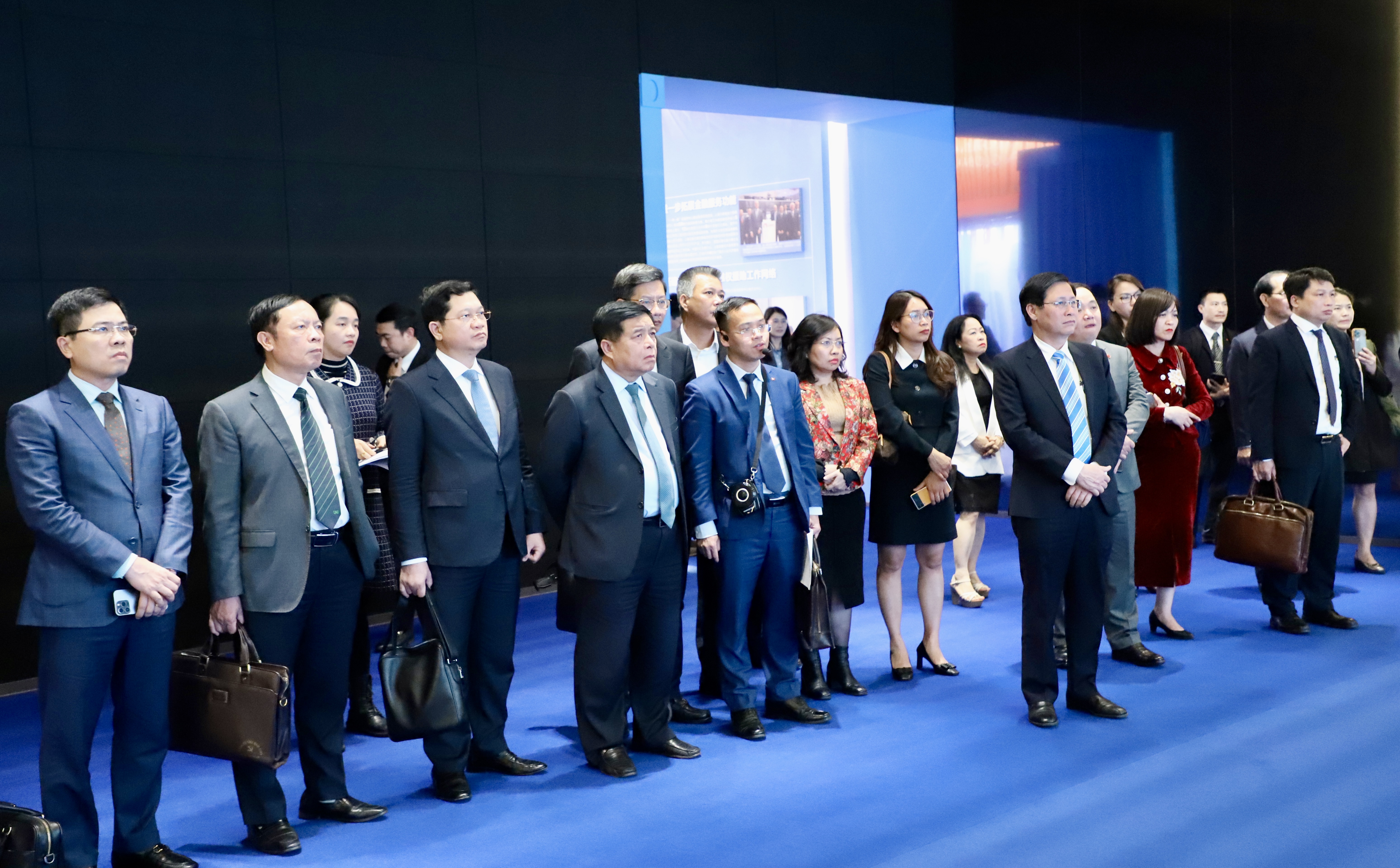 Bộ trưởng và đoàn công tác đã đến thăm triển lãm thành quả 10 năm xây dựng khu thương mại tự do Thượng Hải. Ảnh: MPI 