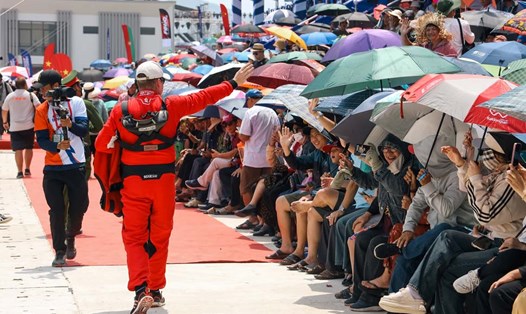 Khán giả tiếc nuối khi tay đua đội Bình Định - Việt Nam gặp sự cố bất ngờ. Ảnh: Ban tổ chức