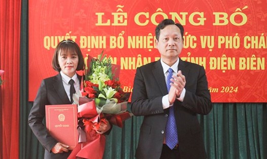 Tân Phó Chánh án TAND tỉnh Điện Biên - Nguyễn Thị Hòa nhận quyết định bổ nhiệm. Ảnh: Lan Phương