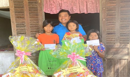 Đại diện LĐLĐ thị xã Vĩnh Châu (Sóc Trăng) trao tiền hỗ trợ và quà của mạnh thường quân cho các em nhỏ có hoàn cảnh khó khăn. Ảnh: Phương Anh