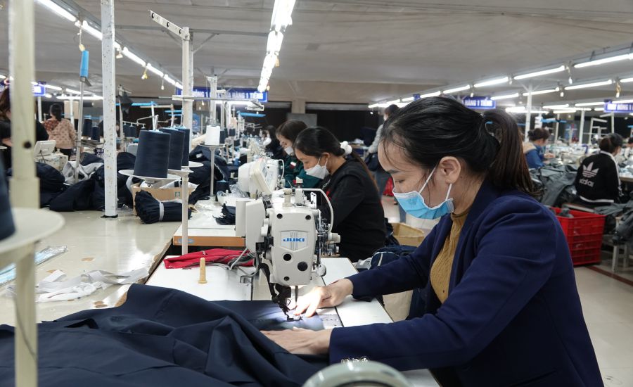 Công nhân Công ty may TAAD Hà Tĩnh trong giờ làm việc. Ảnh: Trần Tuấn