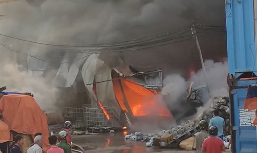 Cháy lớn ở nhà xưởng cho thuê tại Bình Dương. Ảnh: Đình Trọng