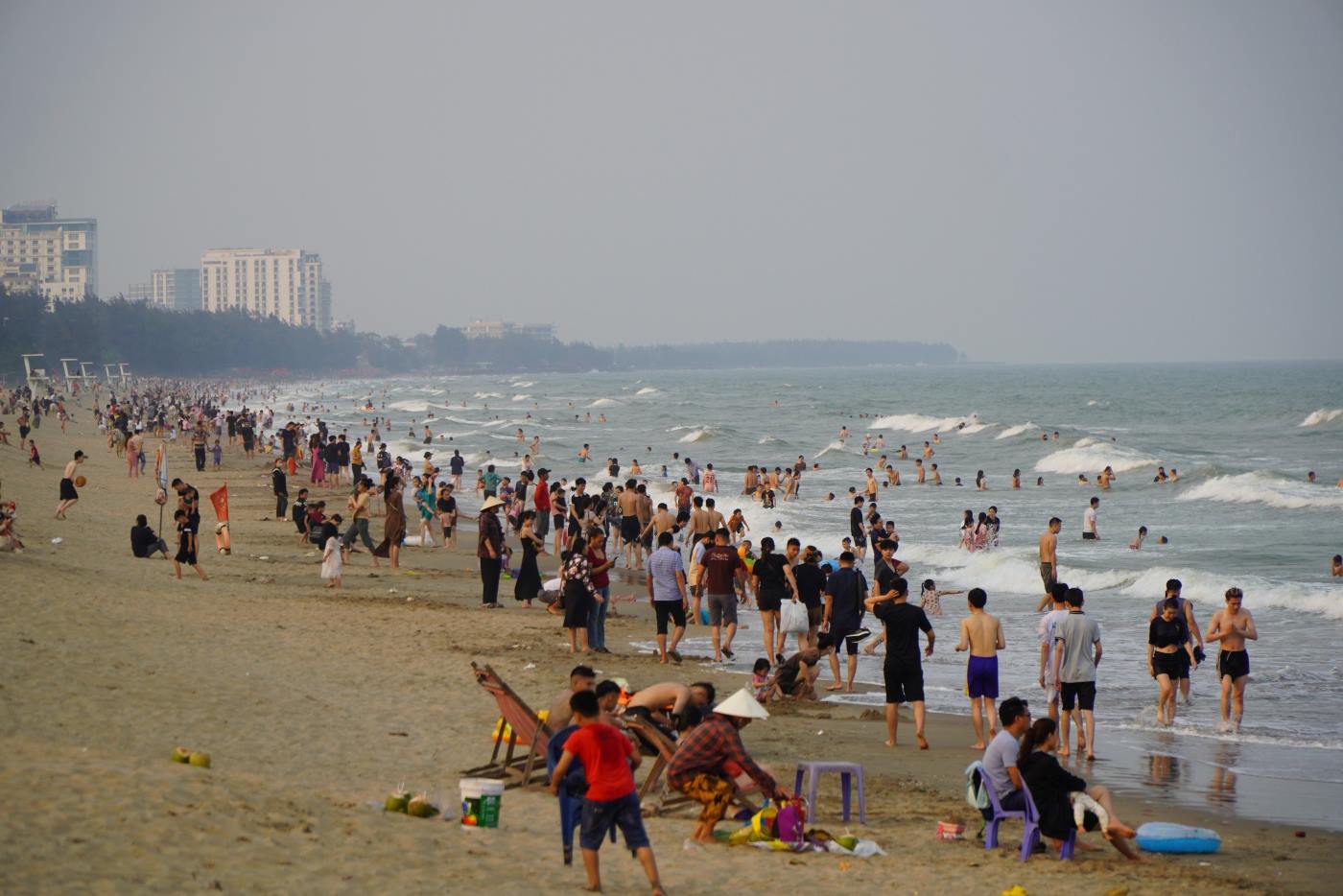 Dù những ngày qua tại Thanh Hóa thời tiết không phải quá nắng nóng, tuy nhiên, có khá nhiều người dân, du khách đã tìm đến bãi biển Sầm Sơn để hóng gió, tắm mát. Ảnh: Quách Du