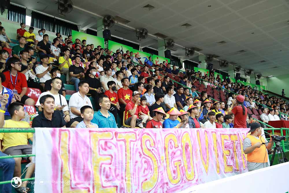 Hàng nghìn khán giả cổ vũ tuyển futsal ViệtNam. Ảnh: VFF