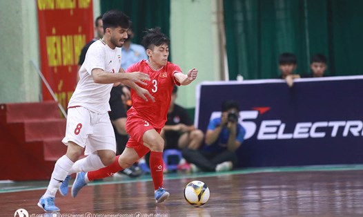 Tuyển futsal Việt Nam (áo đỏ) gây ấn tượng trước đối thủ hạng 7 thế giới. Ảnh: VFF
