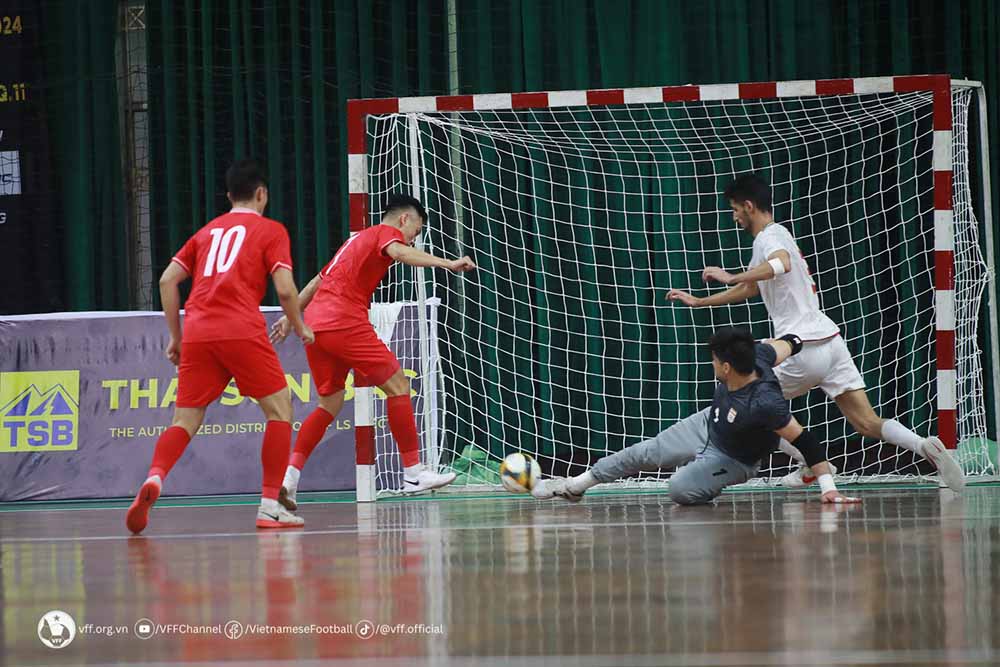 Tuyển futsal Việt Nam nỗ lực ghi bàn vào lưới Iran. Ảnh: VFF
