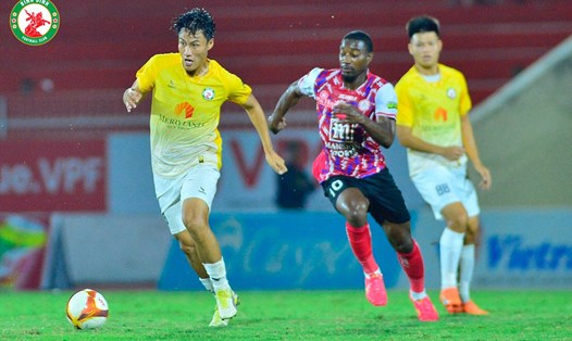 Bình Định (áo vàng) bị TPHCM cầm hoà trên sân nhà. Ảnh: Bình Định FC