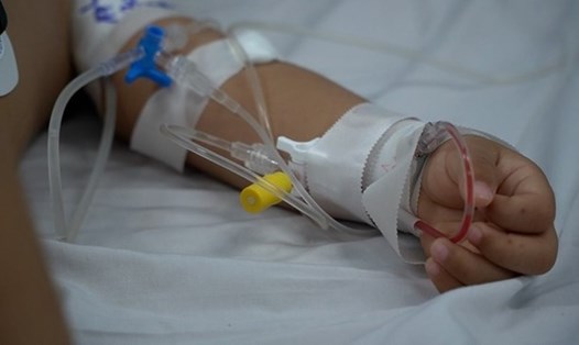 Trẻ mắc bệnh tay chân miệng đang được điều trị tại Bệnh viện Nhi đồng 1. Ảnh: Nguyễn Ly