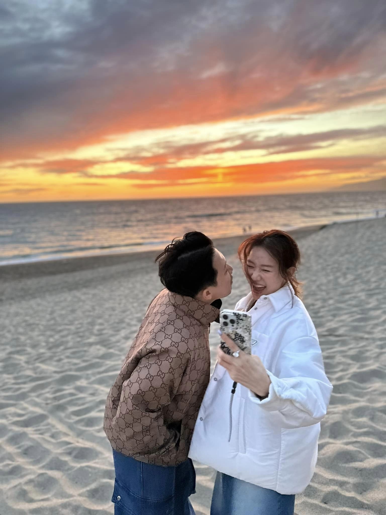 Trấn Thành đăng tải loạt ảnh tình tứ bên bãi biển cùng bà xã Hari Won. Ảnh: Trấn Thành
