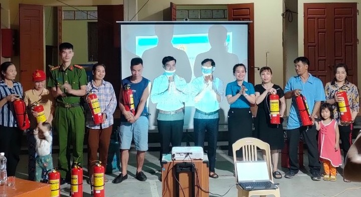 Lãnh đạo LĐLĐ huyện Vĩnh Bảo tặng bình chữa cháy cho chủ nhà trọ xã Tân Liên. Ảnh: Song Hương