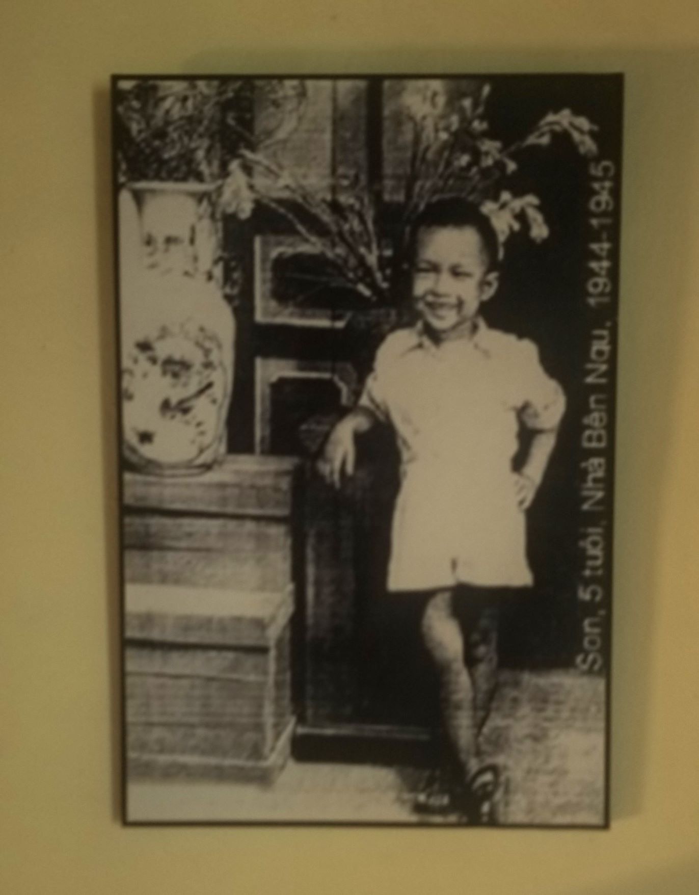 Bức chân dung nhạc sỹ Trịnh Công Sơn năm 5 tuổi đang được treo tại Gác Trịnh. Ảnh: Anh Tuấn