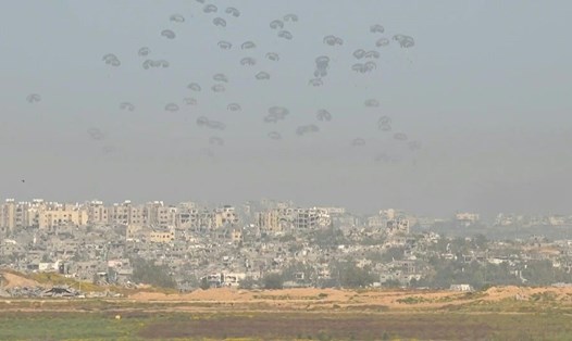 Hàng viện trợ được thả dù xuống Gaza. Ảnh: AFP