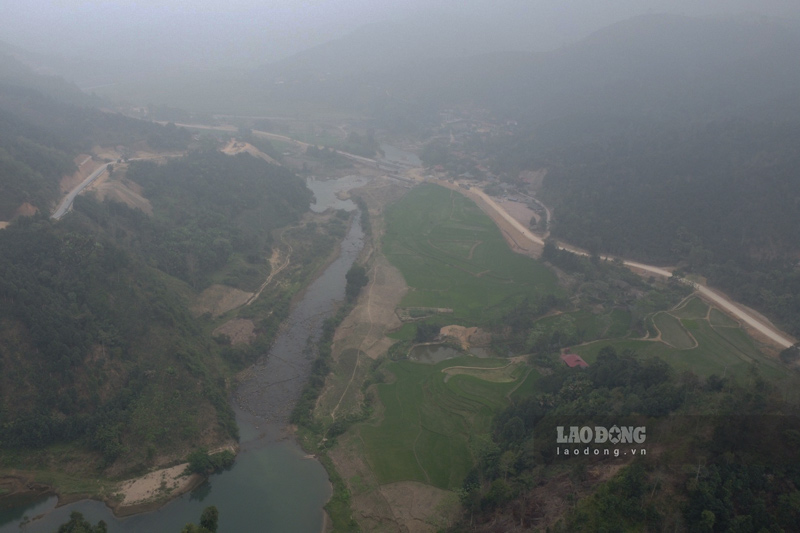 Với kỳ vọng, kết nối giao thông, hoàn thiện mạng lưới từ Tây sang Đông, nhưng đến nay tuyến đường trăm tỉ này vẫn chưa thể hoàn thành.