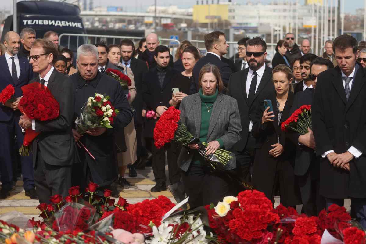 Đại sứ Mỹ tại Nga Lynne Tracy (giữa) cùng với các đại sứ khác của các cơ quan ngoại giao nước ngoài, đặt hoa tưởng niệm các nạn nhân vụ tấn công khủng bố nhà hát Crocus City Hall ở ngoại ô phía tây Mátxcơva, Nga, ngày ngày 30.3.2024. Ảnh: AP