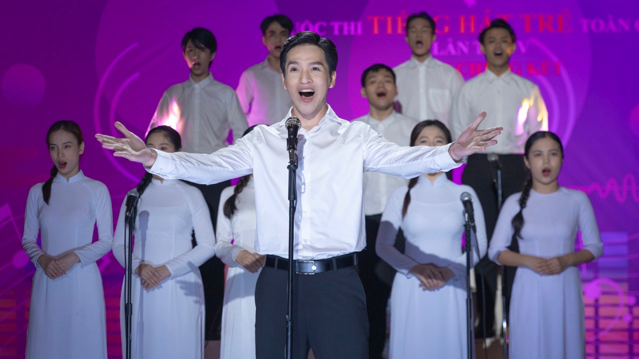 
Bạch Công Khanh hát nhạc phim Sáng đèn. Ảnh: NSX.