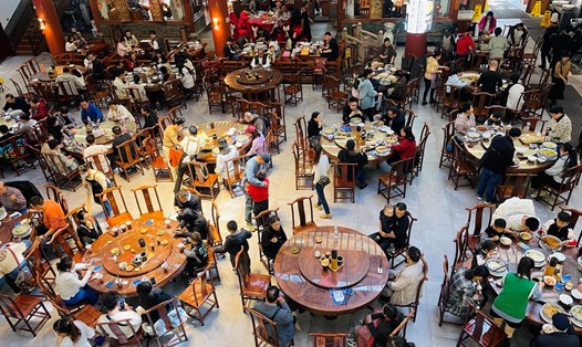 Rất đông thực khách thưởng thức món bún qua cầu khi đến Vân Nam, Trung Quốc. Ảnh: Hà Lê