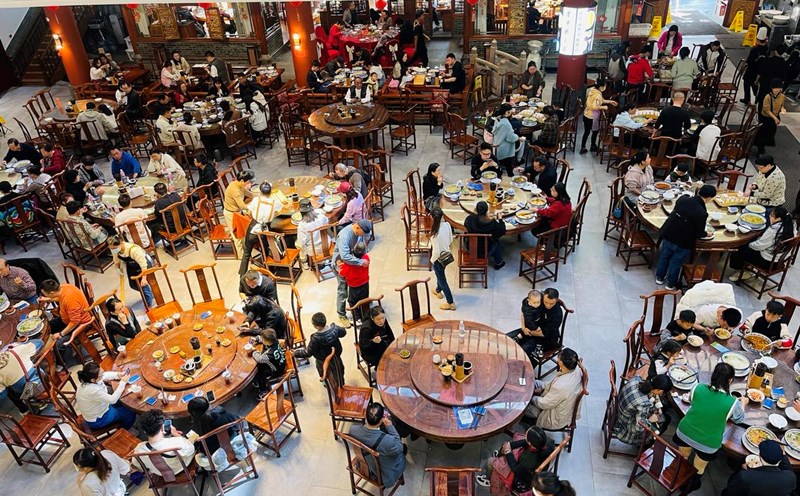 Rất đông thực khách thưởng thức món bún qua cầu khi đến Vân Nam, Trung Quốc. Ảnh: Hà Lê