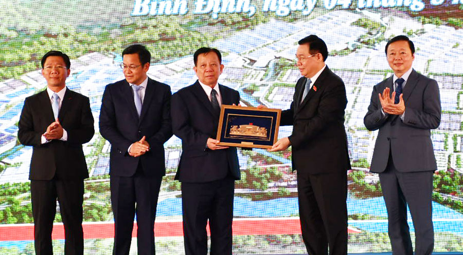 Chủ tịch Quốc hội Vương Đình Huệ, Phó Thủ tướng Trần Hồng Hà tặng quà lưu niệm cho chủ đầu tư dự án. Ảnh: Xuân Nhàn.