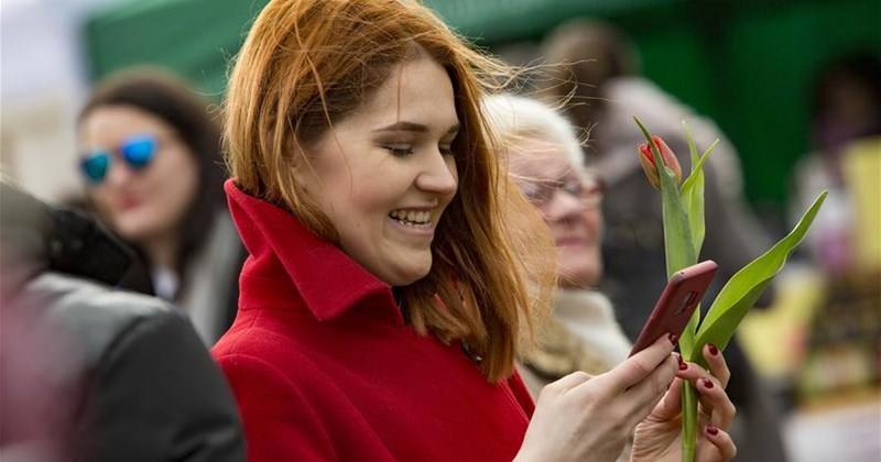 10 lời chúc 8.3 hay và ý nghĩa nhất để vợ đọc là mỉm cười