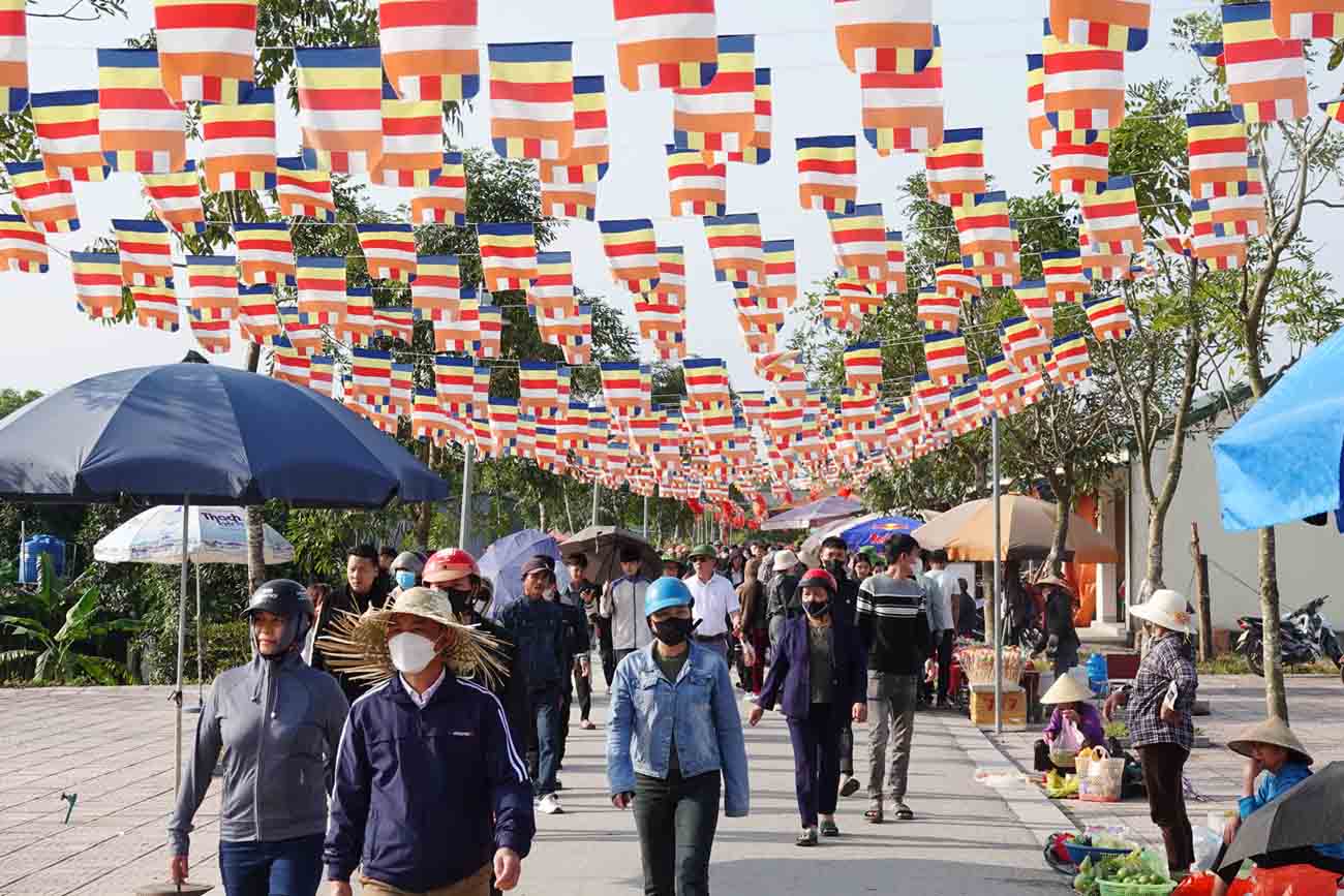 Du khách đổ về hành hương tại chùa Hương Tích ngày khai hội (mùng 6 tháng Giêng năm 2024) vừa qua. Ảnh: Trần Tuấn.