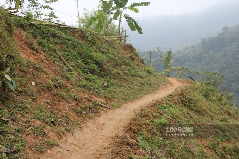 Việc xây dựng con đường tuần tra, phát triển kinh tế xã hội vùng biên giới đang thu về nhiều lợi ích đan xen. Ảnh: Tân Văn.