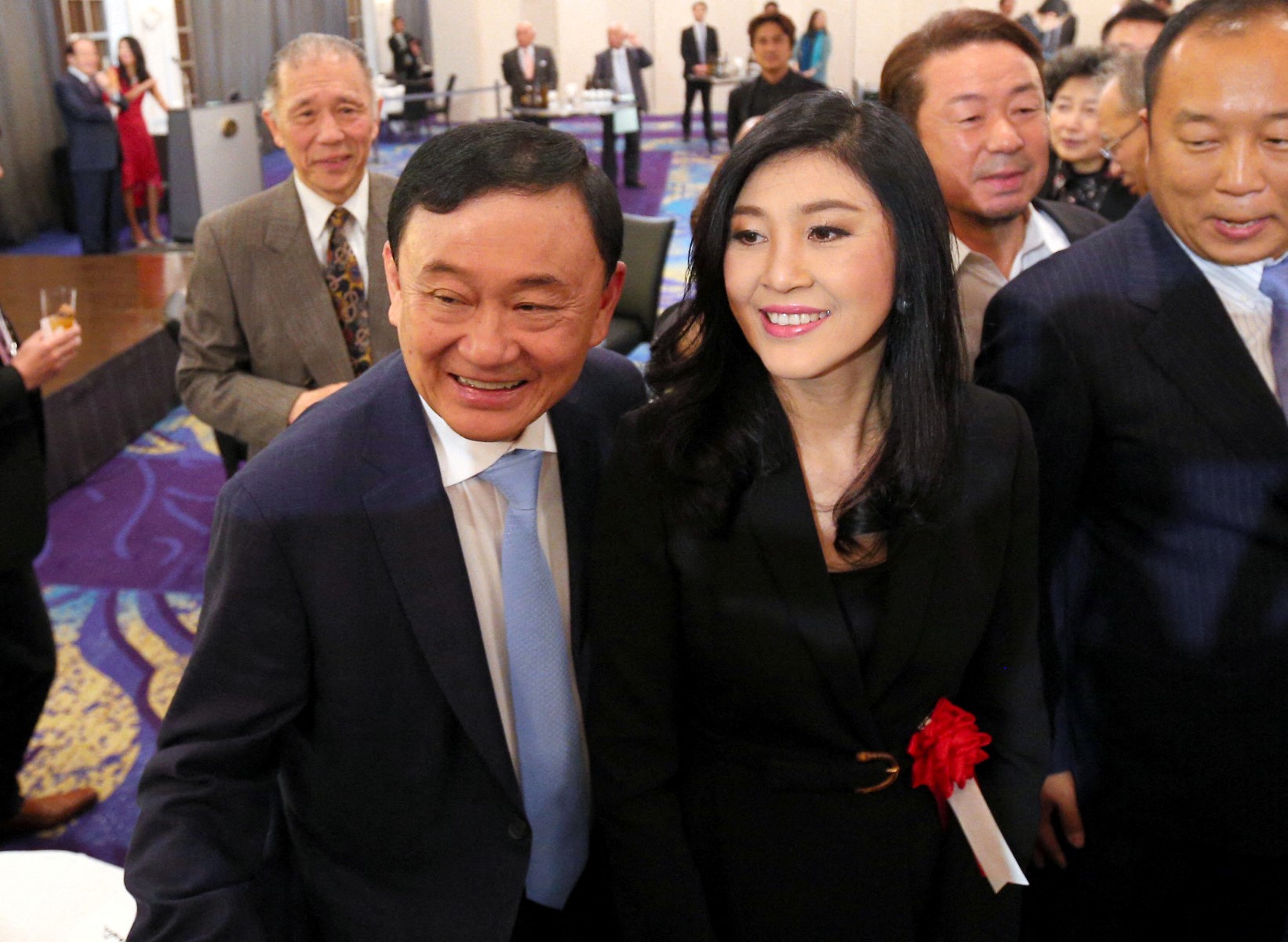 Cựu Thủ tướng Thái Lan Thaksin Shinawatra (phải) và em gái Yingluck Shinawatra (trái). Ảnh: Xinhua