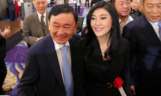 Cựu Thủ tướng Thái Lan Thaksin Shinawatra (phải) và em gái Yingluck Shinawatra (trái). Ảnh: Xinhua