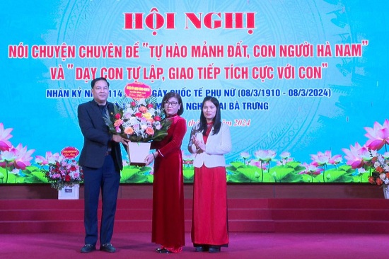 LĐLĐ huyện Bình Lục (tỉnh Hà Nam) tổ chức Hội thảo chuyên đề về dạy con tự lập. Ảnh: LĐLĐ Hà Nam