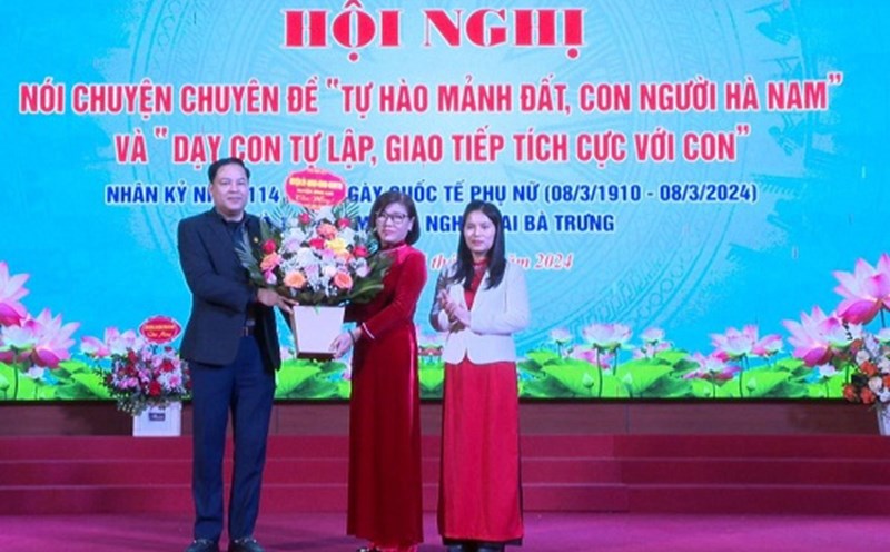LĐLĐ huyện Bình Lục (tỉnh Hà Nam) tổ chức Hội thảo chuyên đề về dạy con tự lập. Ảnh: LĐLĐ Hà Nam