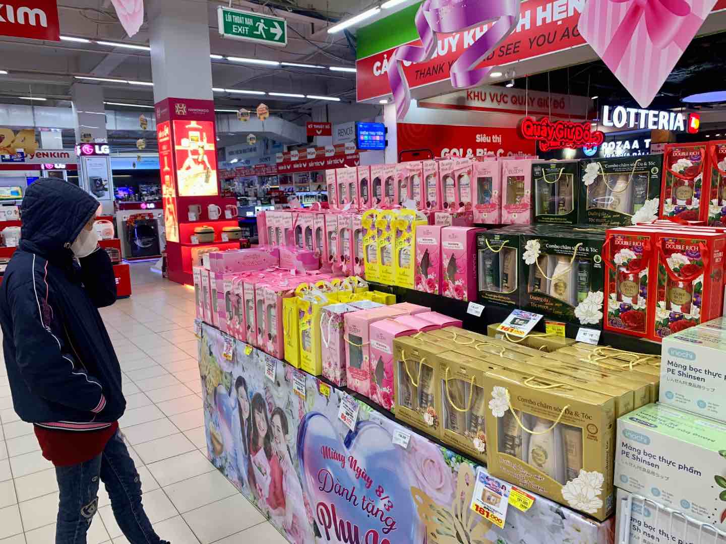 Các hộp quà được thiết kế sẵn tại siêu thị Big C thu hút được sự chú ý của người dân. Ảnh: Nhật Minh