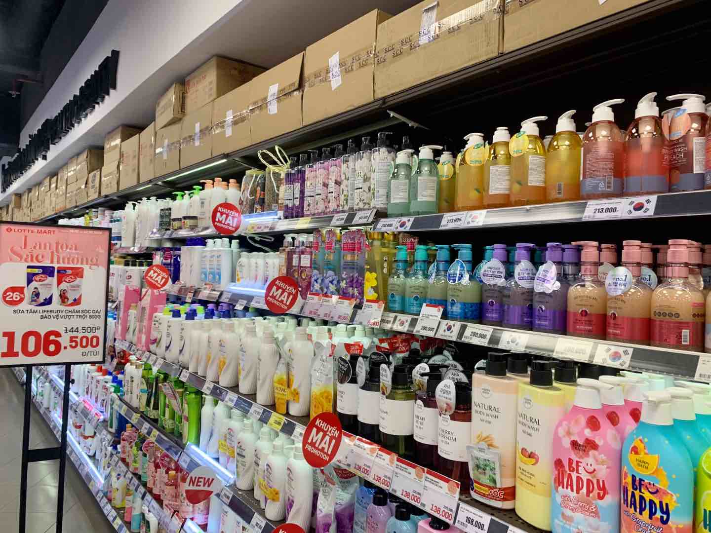 Hàng loạt sản phẩm làm đẹp tại siêu thị Lotte Mart (Ba Đình) được giảm giá. Ảnh: Nhật Minh