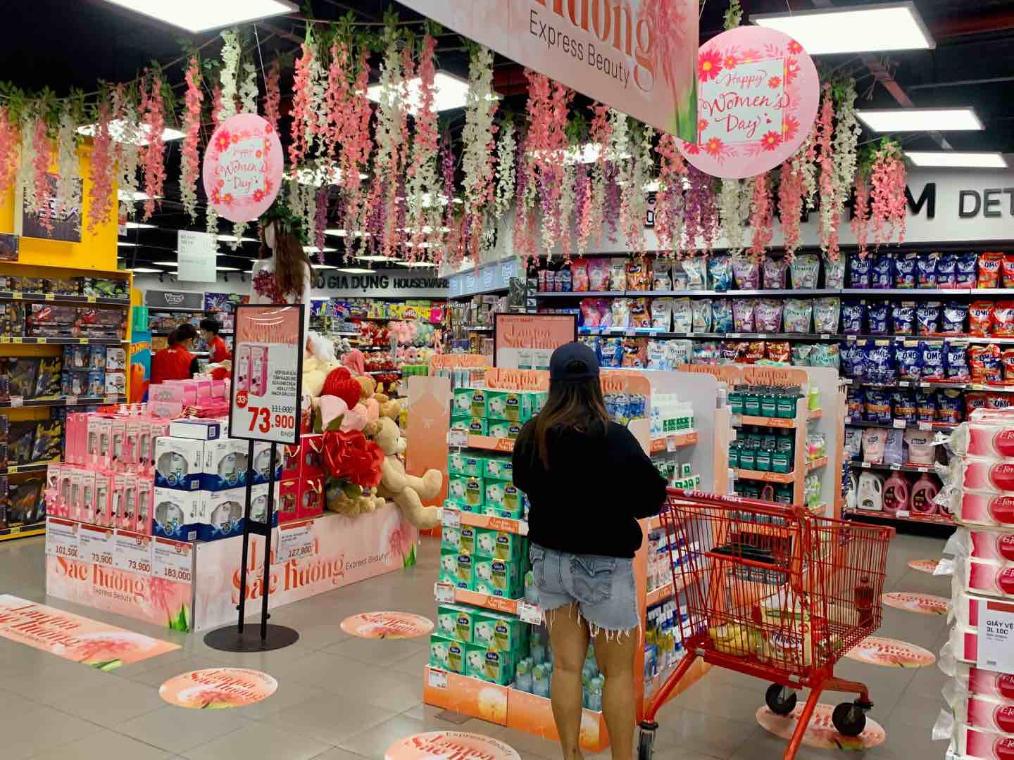 Khu vực khuyến mại 8.3 được trang trí bắt mắt tại siêu thị Lotte Mart. Ảnh: Nhật Minh