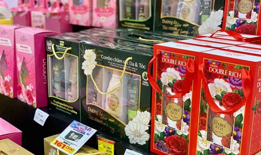 Nhiều quà tặng bắt mắt nhân dịp Quốc tế phụ nữ đã lên kệ ở các siêu thị Hà Nội. Ảnh: Nhật Minh