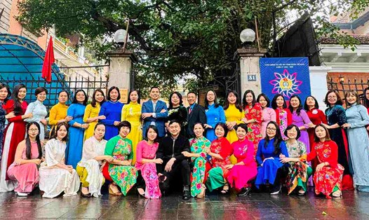 Nữ cán bộ, đoàn viên, người lao động cơ quan Liên đoàn Lao động Thành phố Hà Nội hưởng ứng "Tuần lễ áo dài" vào ngày 4.3. Ảnh: Hải Anh
