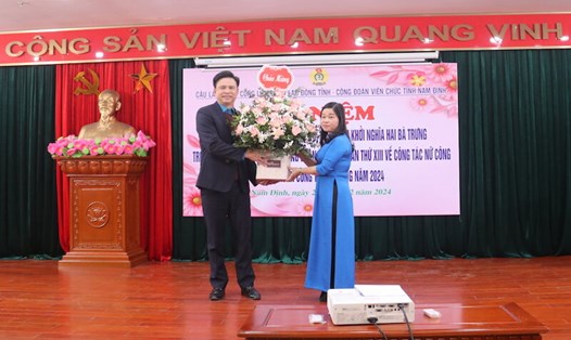 Ông Vũ Quang Huy - Phó Chủ tịch LĐLĐ tỉnh Nam Định tặng hoa chúc mừng CLB Nữ công LĐLĐ tỉnh. Ảnh: CĐNĐ