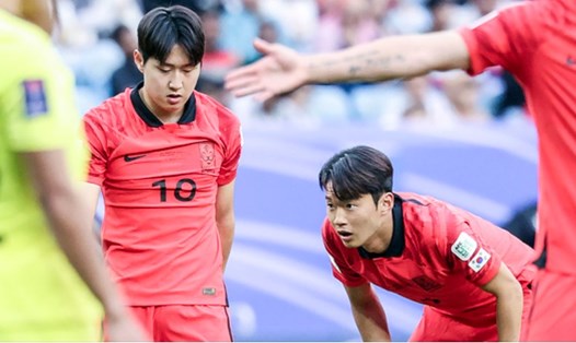 Tiền vệ Lee Kang-in (số 10) và hậu vệ Kim Jin-su trong màu áo đội tuyển Hàn Quốc. Ảnh: NEWS1