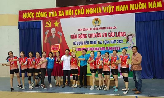 Trao giải cuộc thi bóng chuyền và cầu lông nữ chào mừng Ngày Quốc tế Phụ nữ 8.3. Ảnh: Hà Anh Chiến