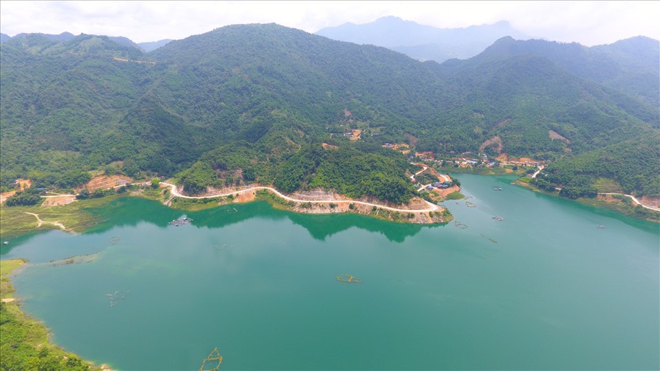 Dự kiến tuyến cao tốc Hoà Bình - Mộc Châu sẽ đi qua vùng lòng hồ Hoà Bình. Ảnh: Minh Nguyễn