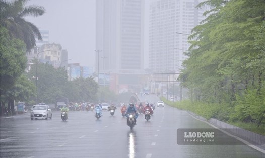 Dự báo Hà Nội vẫn có mưa nhỏ vào sáng sớm mai 5.3. Ảnh: Minh Hà