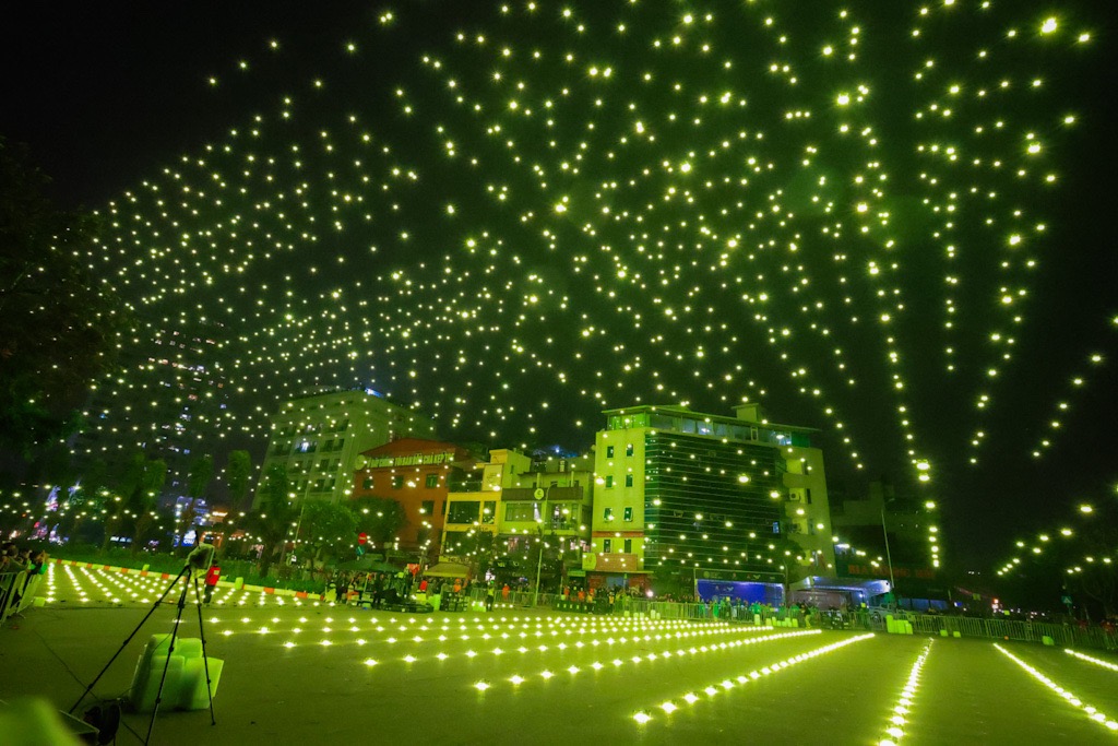 Màn trình diễn ánh sáng của 2.024 máy bay không người lái ở Hồ Tây hôm 7.2. Ảnh: Hải Nguyễn