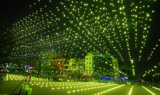 Màn trình diễn ánh sáng của 2.024 máy bay không người lái ở Hồ Tây hôm 7.2. Ảnh: Hải Nguyễn