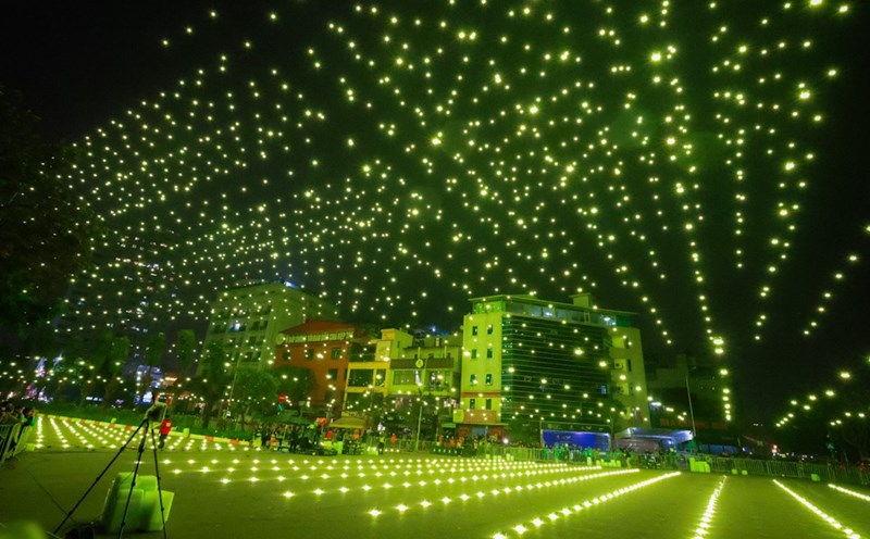 Màn trình diễn ánh sáng của 2.024 máy bay không người lái ở Hồ Tây hôm 7.2. Ảnh: Hải Nguyễn