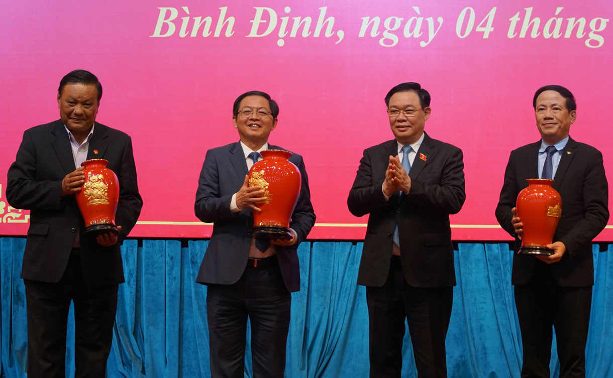 Chủ tịch Quốc hội tặng quà lưu niệm lãnh đạo Bình Định. Ảnh: Nguyễn Oai.