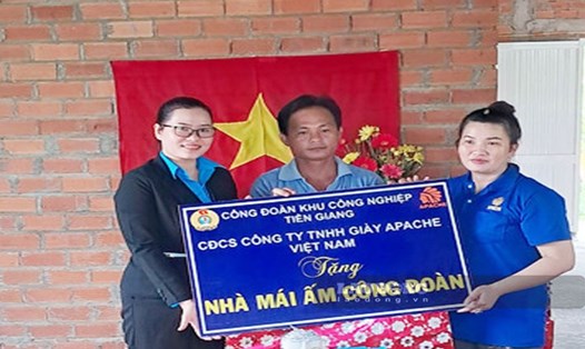 Trao Mái ấm Công đoàn cho gia đình chị Nguyễn Thị Di. Ảnh: Thành Nhân
