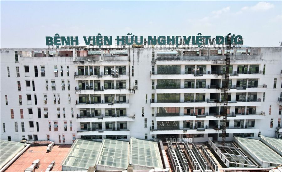 Cơ sở 2 của Bệnh viện Việt Đức bỏ hoang nhiều năm đã xuống cấp. Ảnh: Thiều Trang