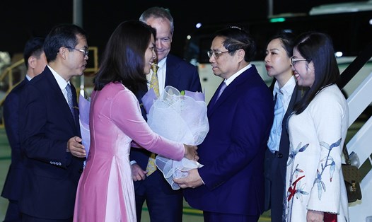 Thủ tướng Chính phủ Phạm Minh Chính và Phu nhân Lê Thị Bích Trân đã tới sân bay Melbourne, Australia lúc 21h20, ngày 4.3, giờ địa phương. Ảnh: TTXVN