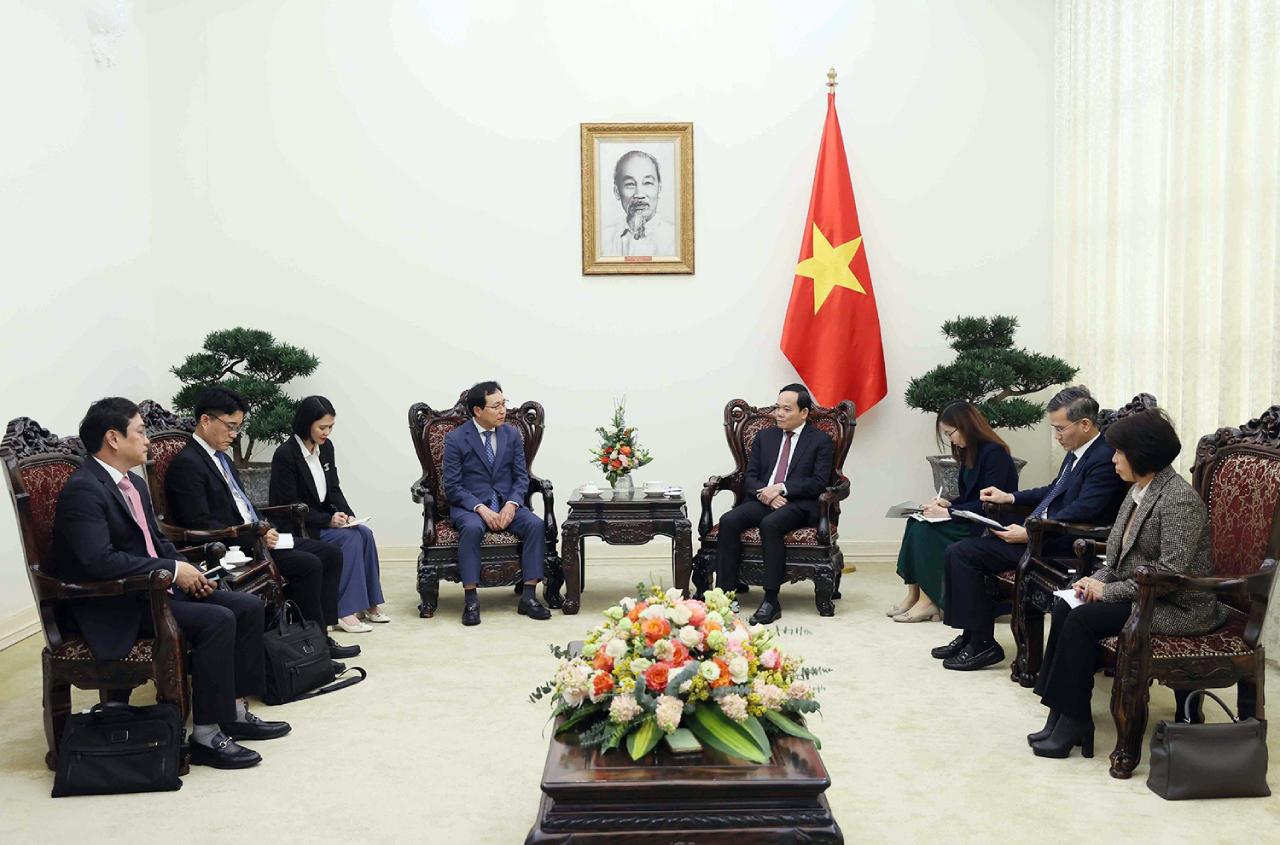 Phó Thủ tướng Chính phủ Trần Lưu Quang đề nghị Samsung hỗ trợ Việt Nam hiện thực hóa mục tiêu đào tạo 50.000 kỹ sư ngành bán dẫn đến năm 2030. Ảnh: VGP