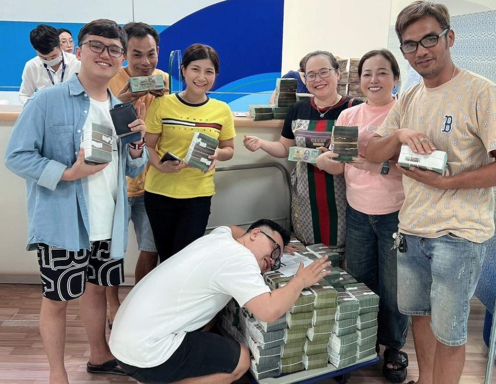 Chị Lê Thị Kim Thanh cùng gia đình nhận tiền trúng số tại Tây Ninh. Ảnh: Nhân vật cung cấp